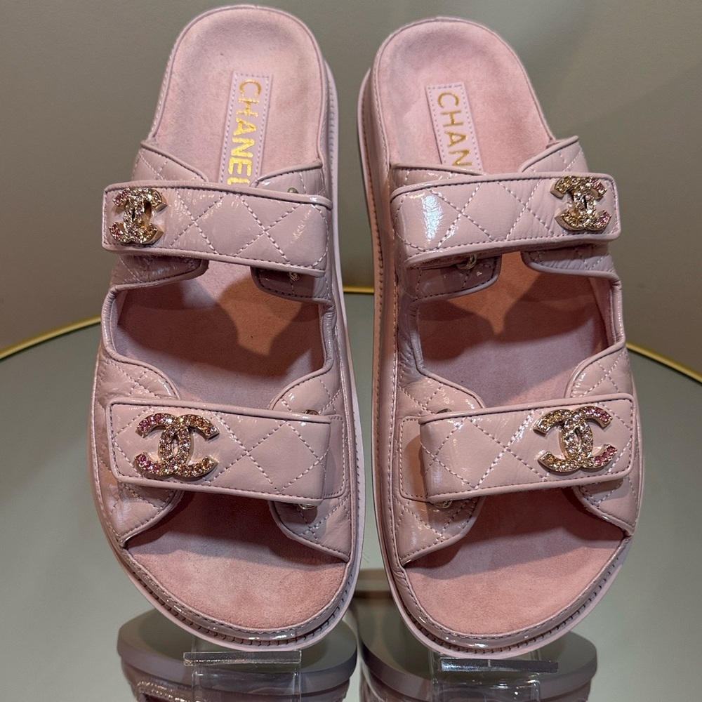 CHANEL 25B Dad Sandals CC Crystal brooch lambskin quilted leather sz 40